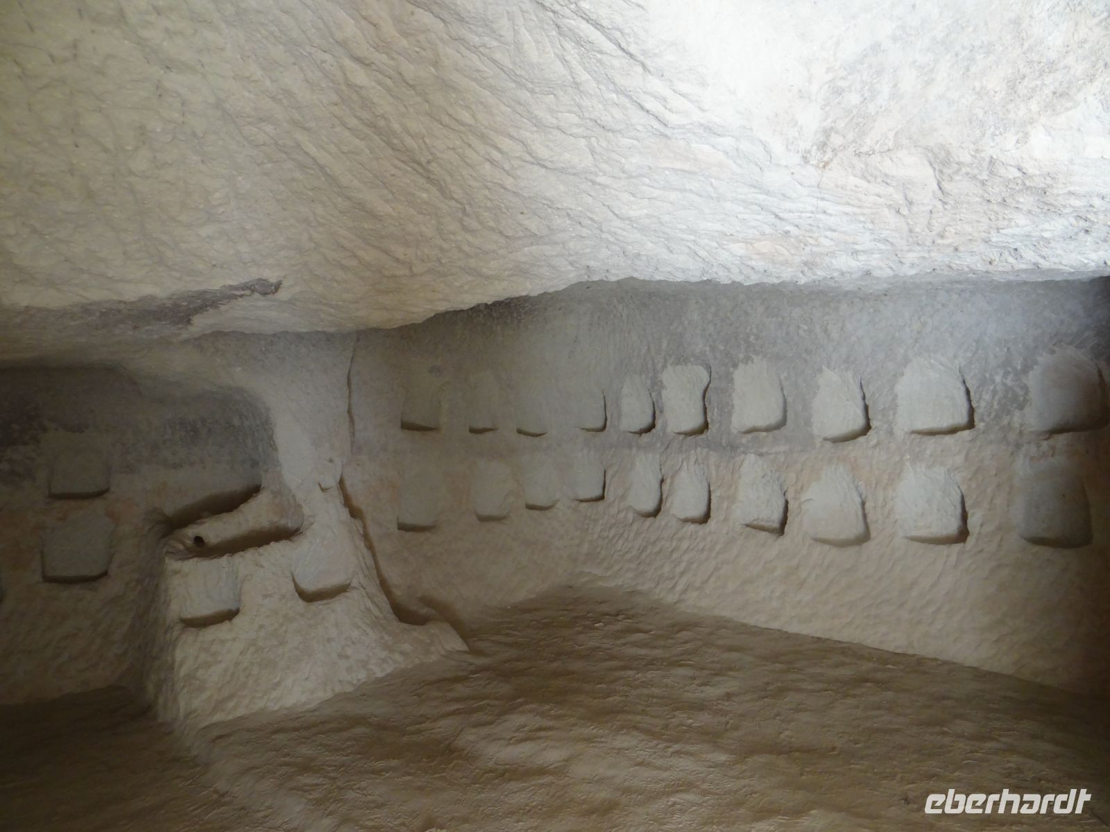 Kappadokien, Rotes Tal, die Taubenschlafplätze sind das Entrée zu einer Kirche.