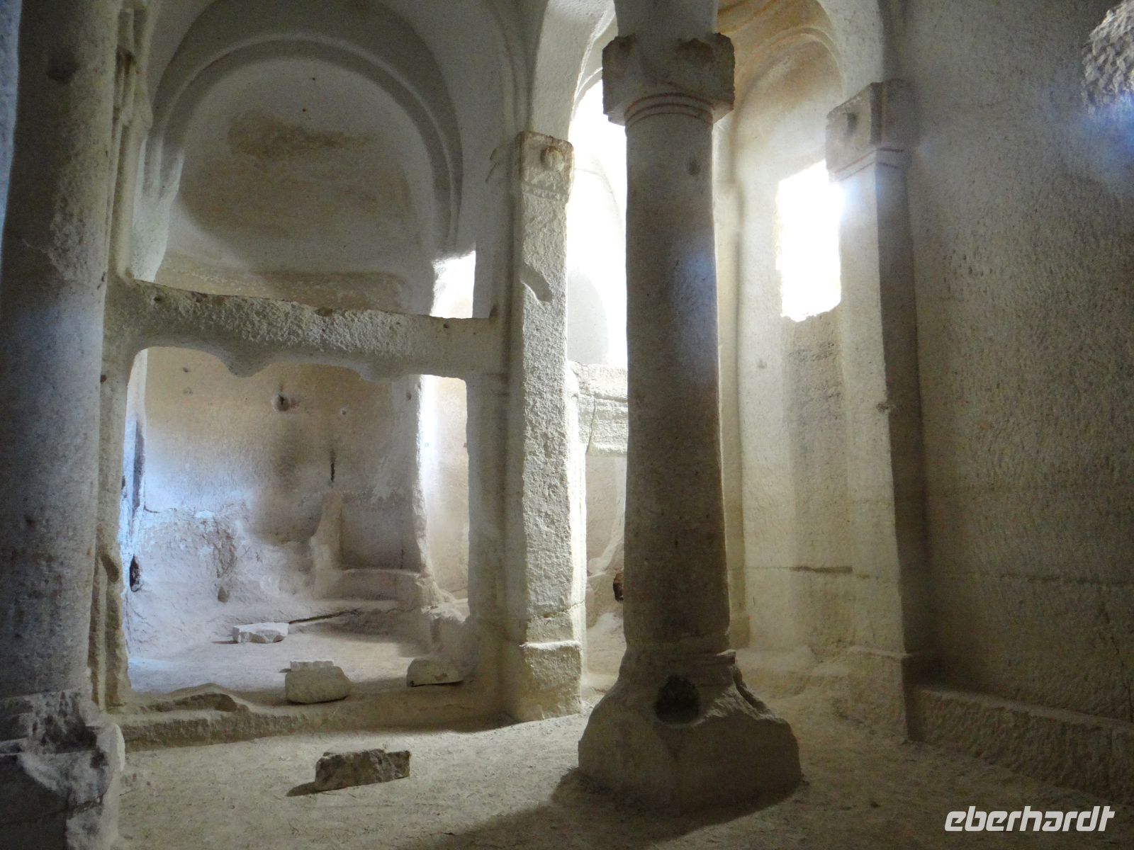 Kappadokien, Rotes Tal, eine dreischiffige Kirche mit Kapitellen und Kreuzgratgewölbe.