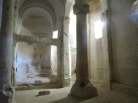 Kappadokien, Rotes Tal, eine dreischiffige Kirche mit Kapitellen und Kreuzgratgewölbe.