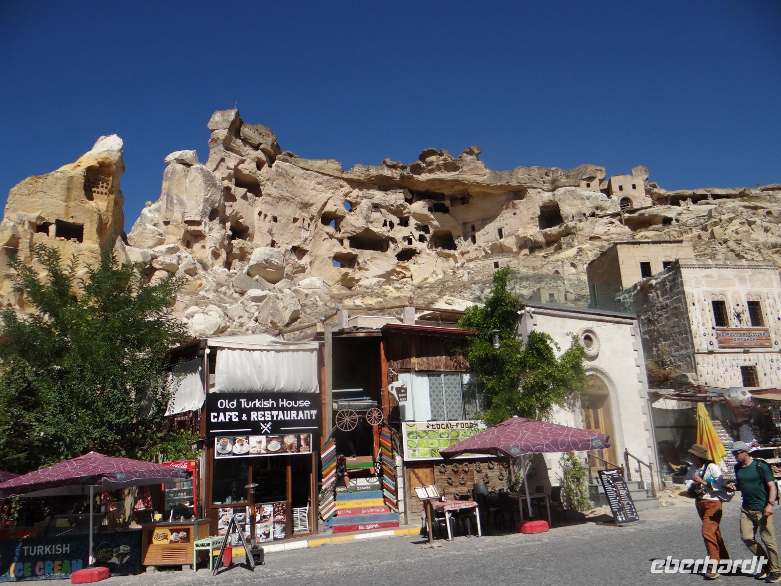 Kappadokien, Çavuşin, die Wohnwand schwebt wie eine Kulisse über dem Ort.