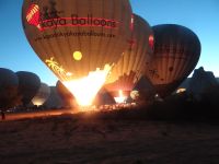 Kappadokien, die Ballons erwachen zum Leben.