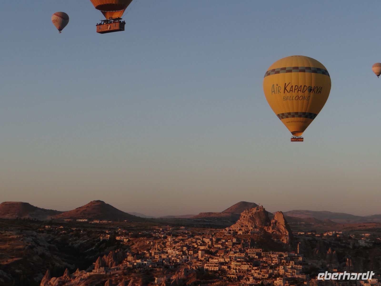 Kappadokien, Ballonfahrt, die Burg von Uçhisar im Morgenlicht.