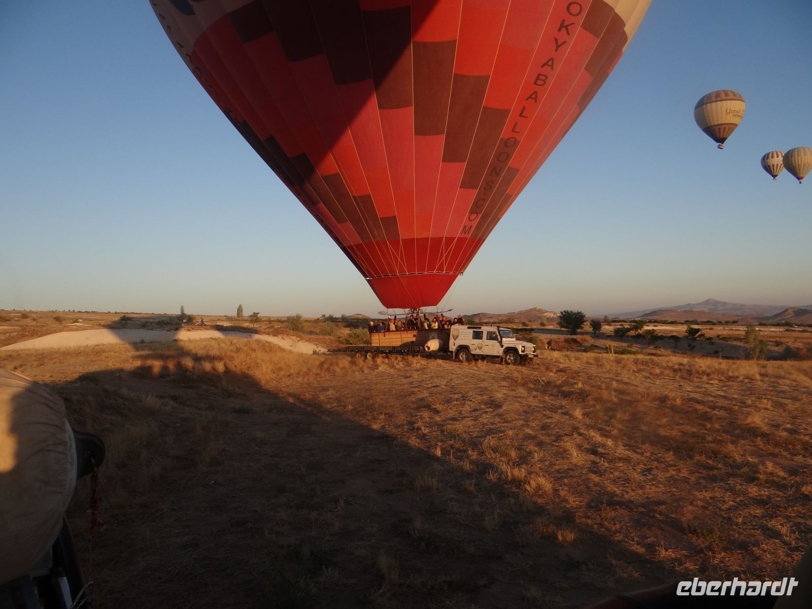Kappadokien, Punktlandung, der Korb landet auf dem Anhänger.