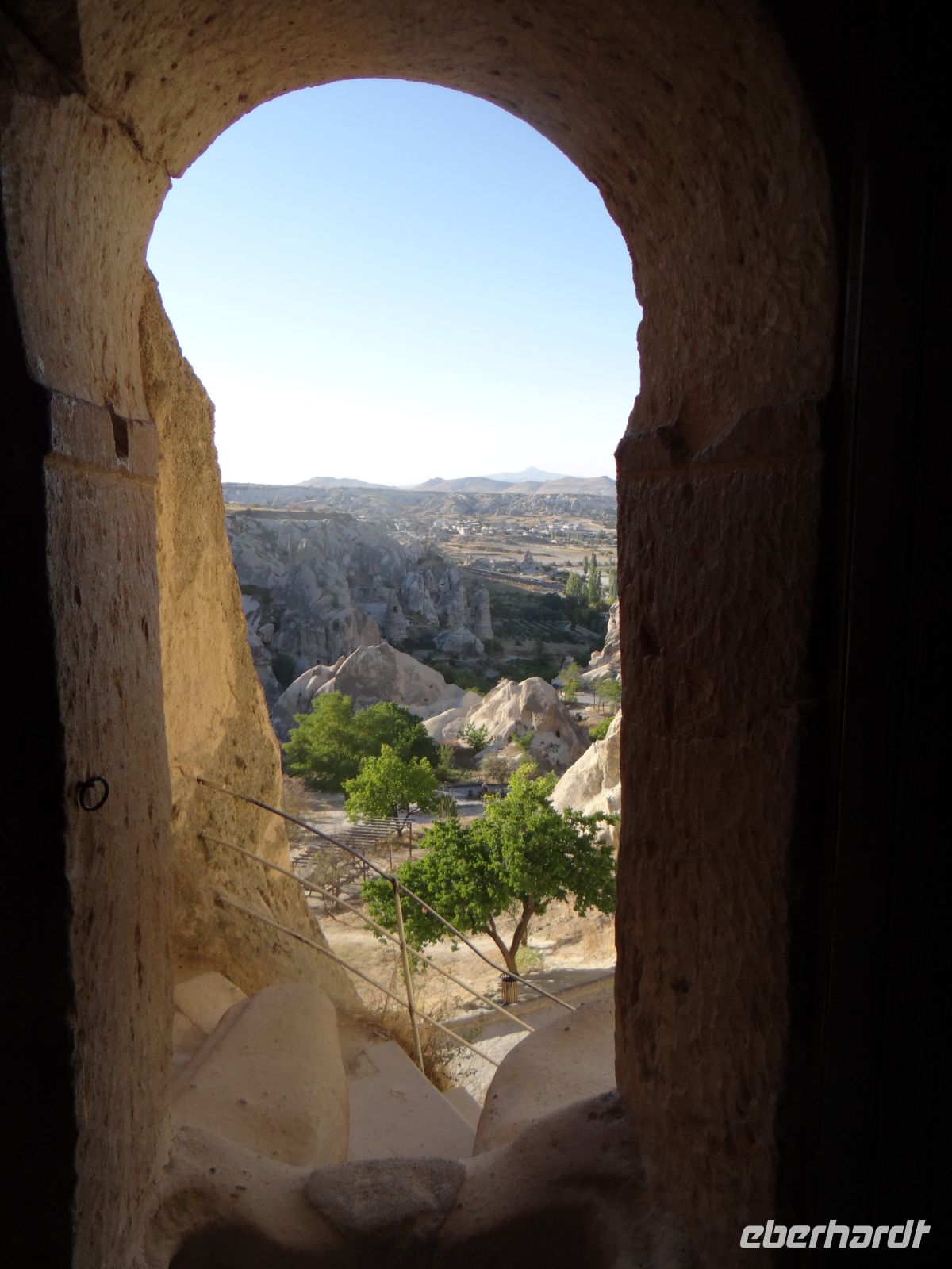 Kappadokien, Göreme Freilichtmuseum, Blick durch einen Kircheneingang.