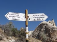 Kappadokien, Wegweiser führen durch das Taubental.