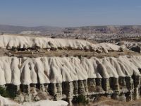 Kappadokien, Taubental, verschiedene Steinhärten und Erosionsgrade.