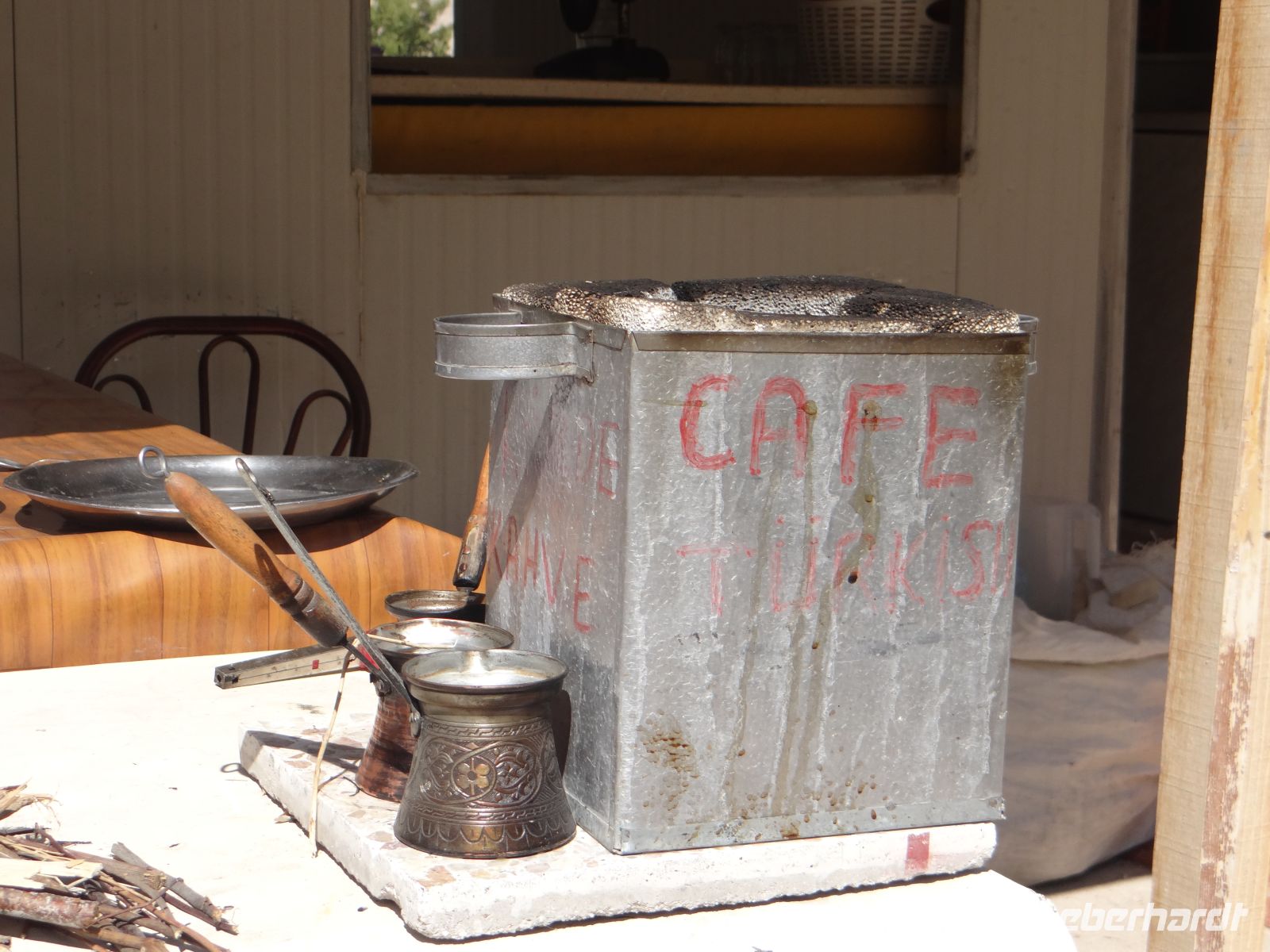 Kappadokien, Gomeda-Tal, ein Bimsstein ummantelt, darin ein kleines Feuer, fertig ist die Kaffeemaschine.
