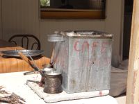 Kappadokien, Gomeda-Tal, ein Bimsstein ummantelt, darin ein kleines Feuer, fertig ist die Kaffeemaschine.