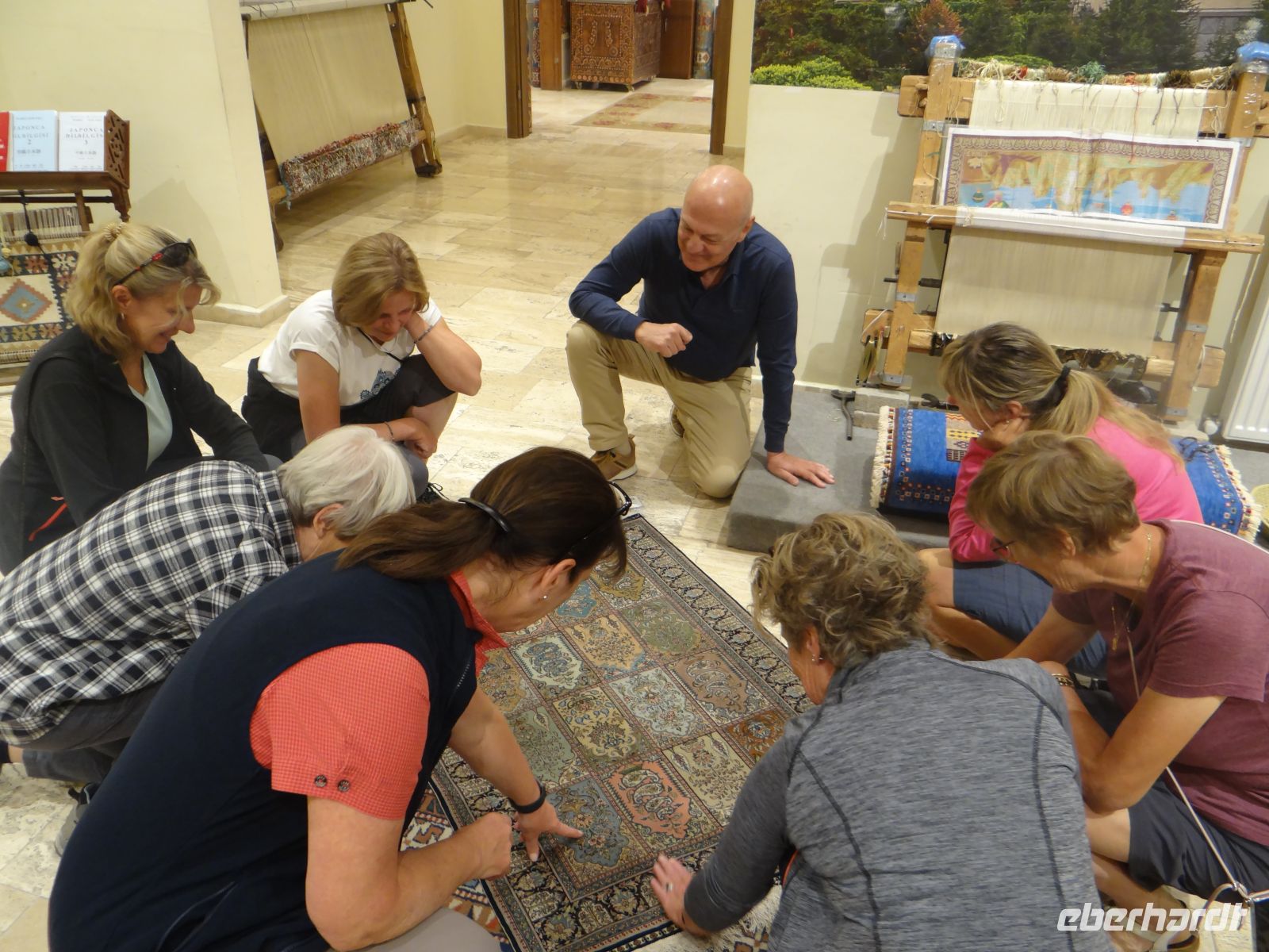 Kappadokien, der Geschäftsführer von Çinar führt uns in die Teppichkunde ein.