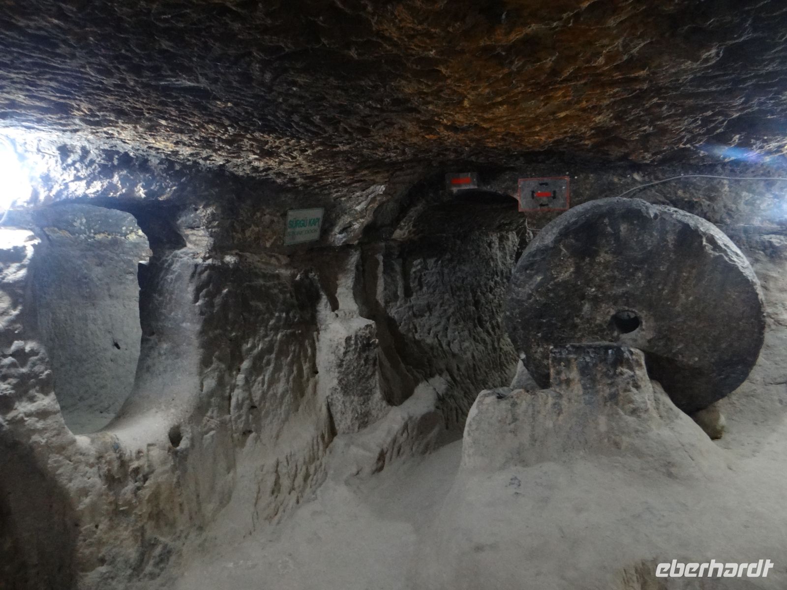 Kappadokien, in der Höhlenstadt Saratli sicherten mühlsteinähnliche Türen die Durchgänge.