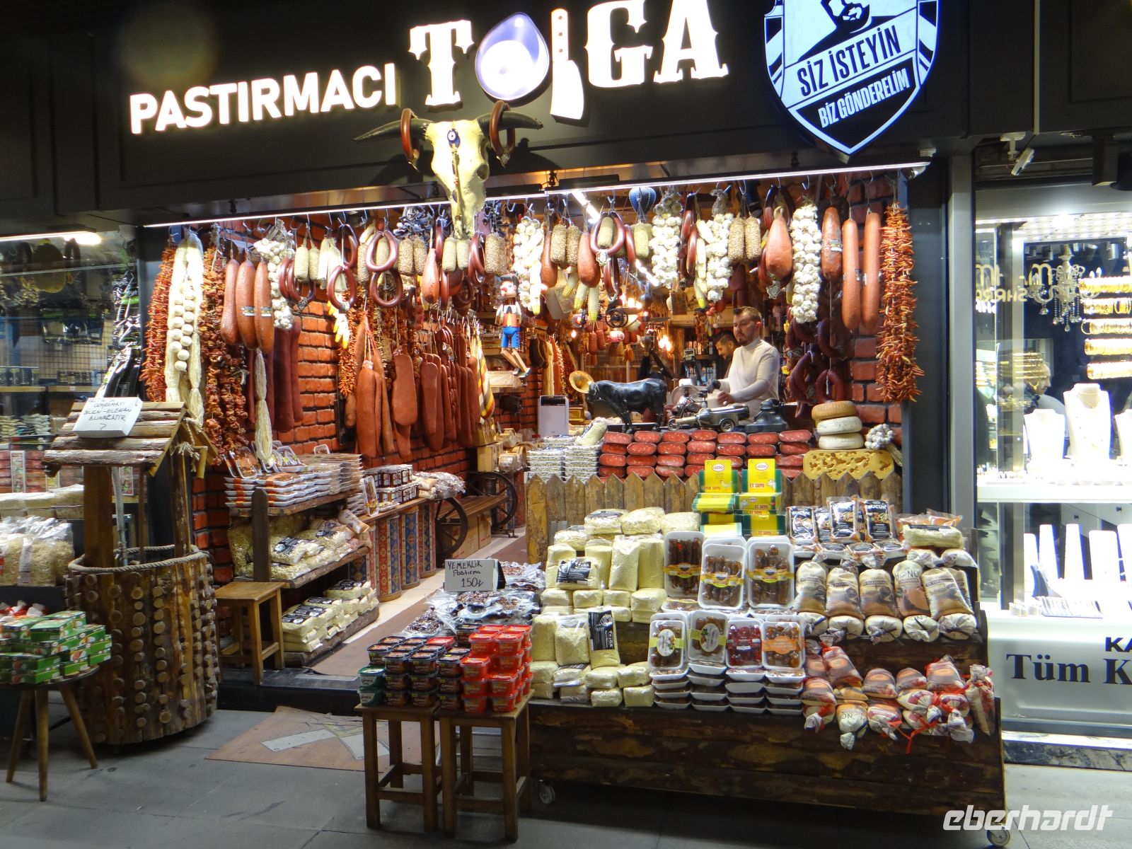 Kappadokien, Kayseri, viele Läden bieten die Spezialität Pastırma feil.