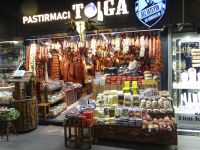 Kappadokien, Kayseri, viele Läden bieten die Spezialität Pastırma feil.