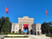 Istanbul. Universität. Blauer Himmel zum Abschied