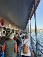 Spaziergang über Galata-Brücke auf der unteren Etage