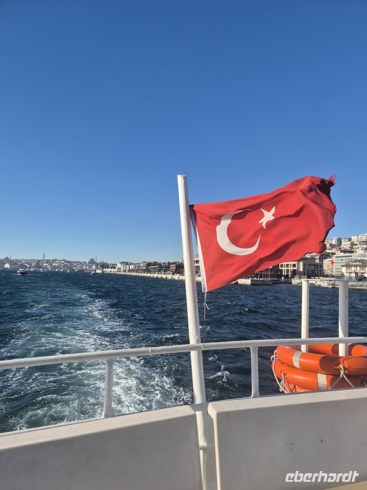 Bootsfahrt auf dem Bosporus zwischen Europa und Asien - Istanbul Türkei