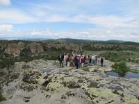 Die Reisegruppe am Rande des Abhangs