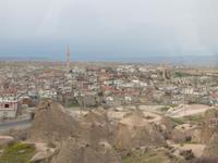Die ersten Feenkamine sind in Sicht - das Dorf Cat.