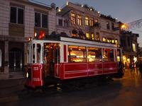 Straßenbahn aus den 30-er Jahren auf der Istiklal Caddesi in Istanbul