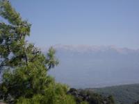 schneebedeckte Berge am Horizont