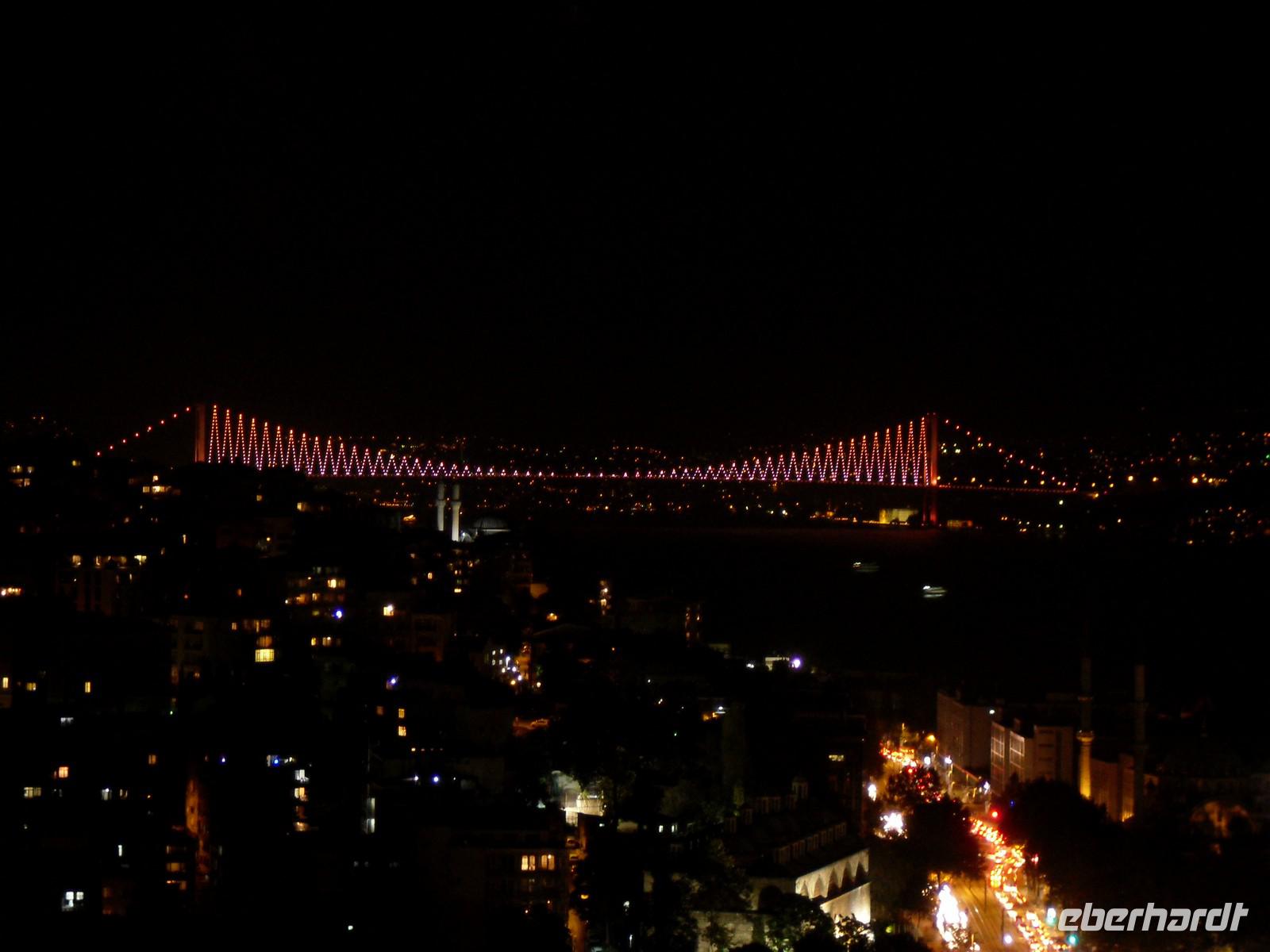 Bosporusbrücke bei Nacht