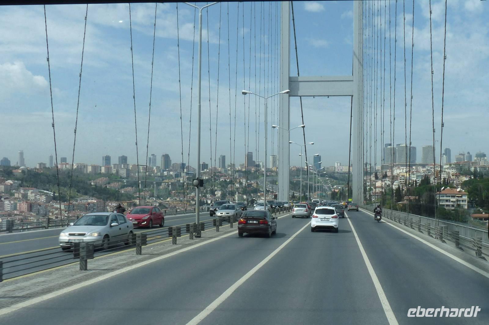 auf der Europabrücke in Istanbul