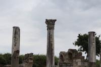 Figuren an drei Säulen in Perge