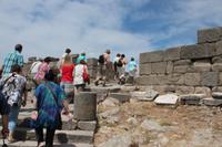 Reisegruppe in Akropolis (Pergamon)