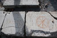 Antike Schriftzeichen, welche man im Symbol findet (Übersetzung 