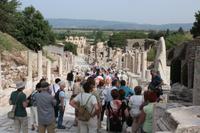 Reisegäste mit Panoramablick in Ephesus