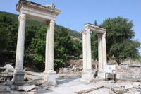 Aufgerichtete Säulen in Ephesus