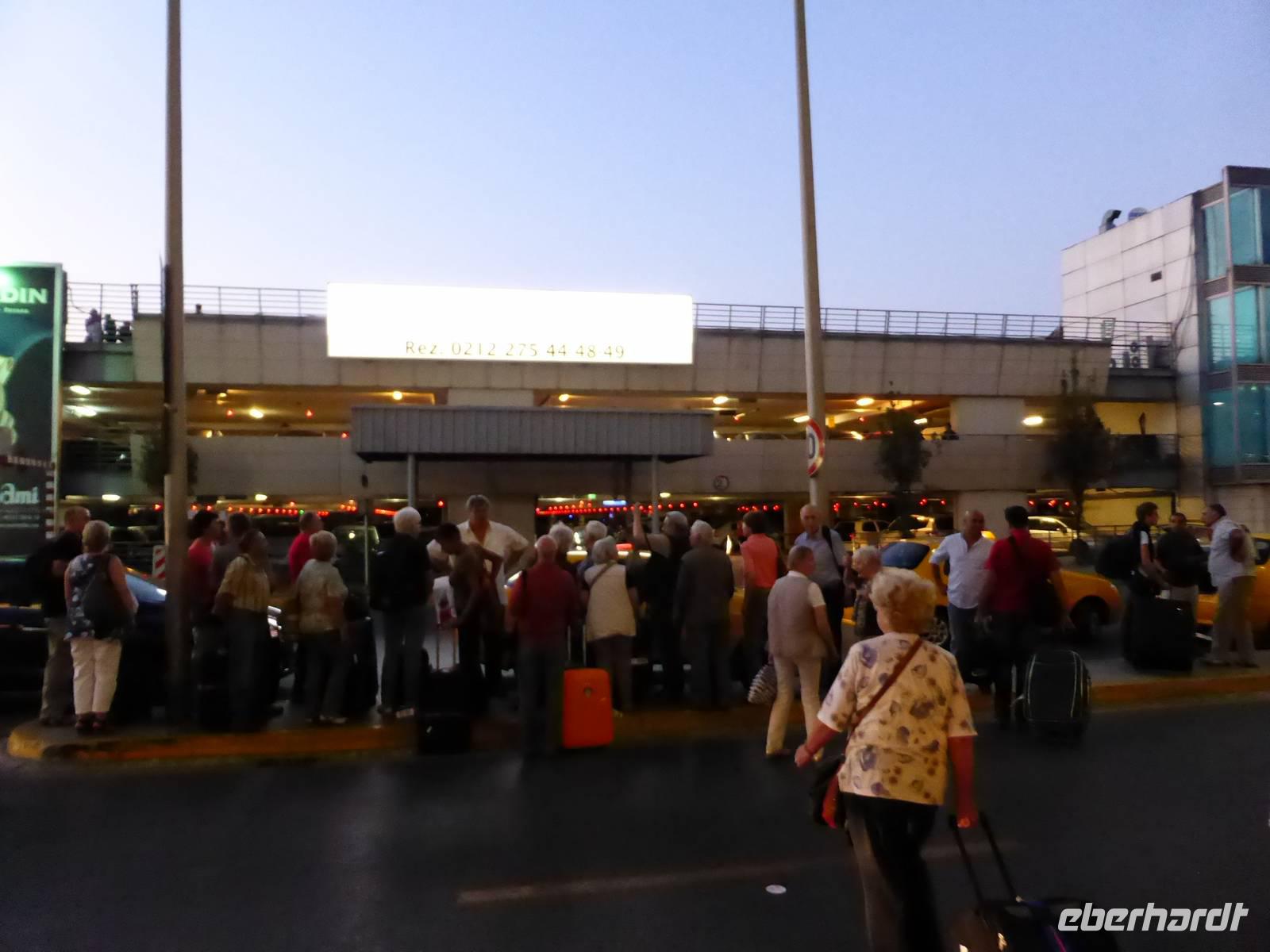 Ankunft am Flughafen Atatürk Havalimani in Istanbul