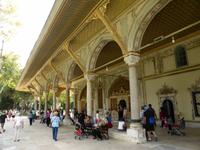 vor dem Diwan (Versammlungsraum des Obersten Rates)