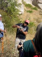 Reiseleiter Volkan mit Schildkröte