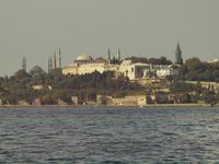 Blick auf den Topkapi Palast, dahinter die Hagia Sophia und im Hintergrund links die Blaue Moschee