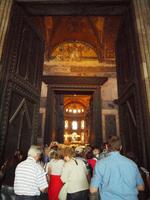 Reisegäste beim Betreten der Hagia Sophia