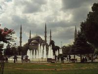 Parkanlage in Istanbul und die Blaue Moschee