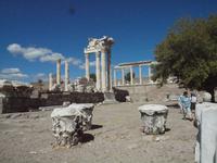 Akropolis und Säulenreste