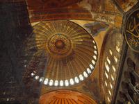 Wanddekoration und große Kuppel in der Hagia Sophia