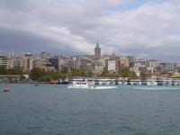 Blick vom Bosporus auf die Neustadt mit Galataturm