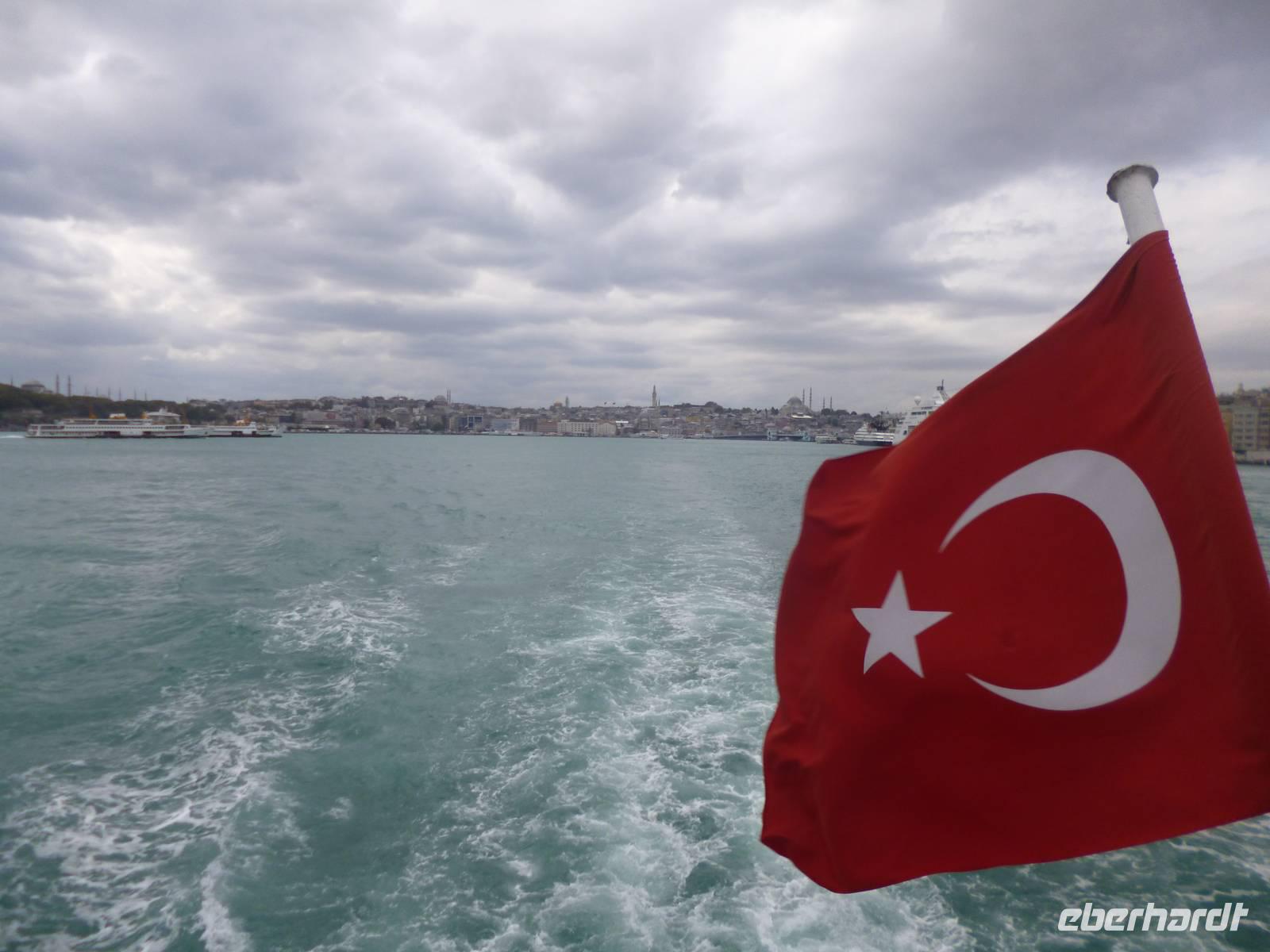 Mit unserem Privatboot geht's entlang dem Borporus bis zum Schwarzen Meer