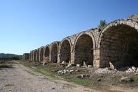 alte Rundbögen, die als Verkaufsläden dienten