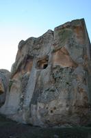 Höhlengräber im Felsen