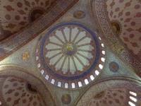 Wunderschöne Kuppeln in der Blauen Moschee in Istanbul