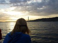 Sybille Schober beim Blick auf Istanbul