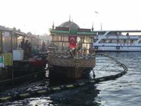 Schwimmende Küche unterhalb der Galatabrücke, Istanbul