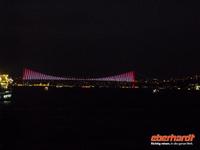 Bosporusbrücke in den türkischen Farben
