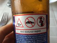 Alkoholwarnung auf der türkischen Bierflasche