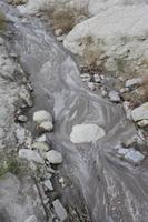 Farben im Schlamm lassen es aussehen als sei es ein Fluss