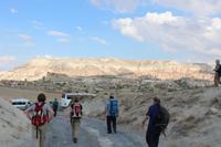 Wandergäste mit Blick auf das Rote Tal