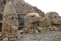 25.10.11 Nemrud Dag, Ostterrasse, Löwe, Adler, Herakles